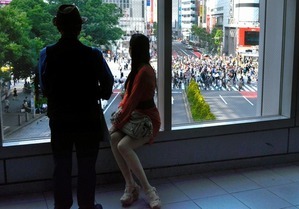「レンタルフレンド」のサービスで派遣された女性と渋谷の街を眺める６０代の男性客